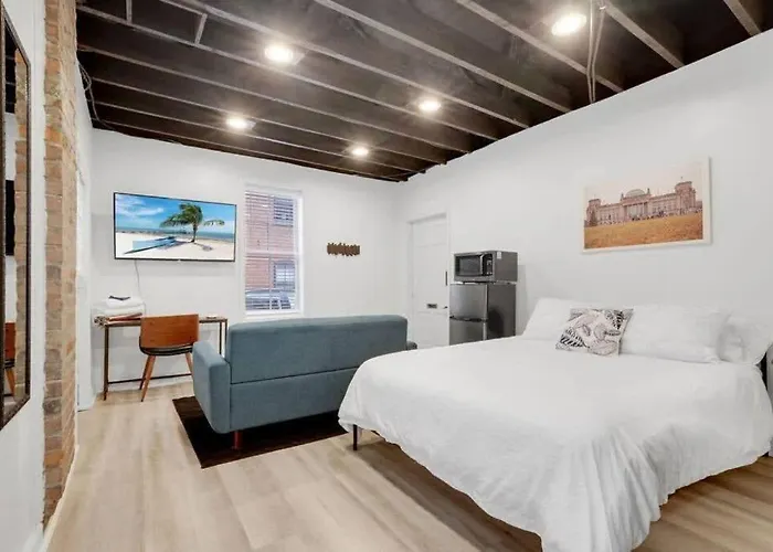 Housepitality - The Reichstag Suite - Modern