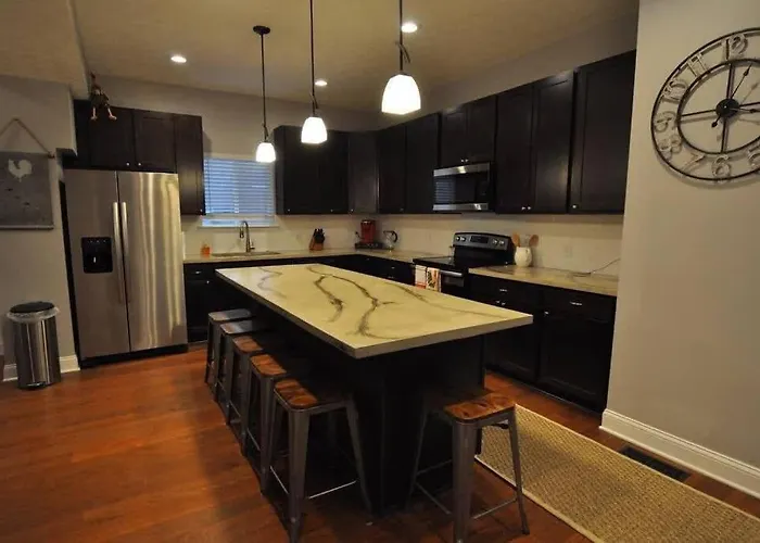 Housepitality - Franklinton Farmhouse- 4 Bedrooms