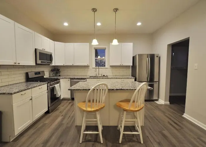 Housepitality - Franklinton Manor - Spacious