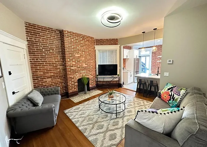 Big Brick 2 Bedroom Apartment In Victorian Village