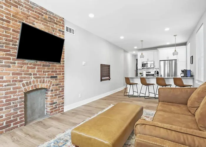 Massive Home Downtown With Hot Tub