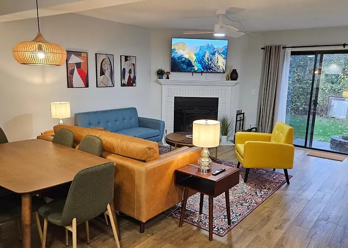 North Columbus Townhouse - Central, Updated, Fireplace
