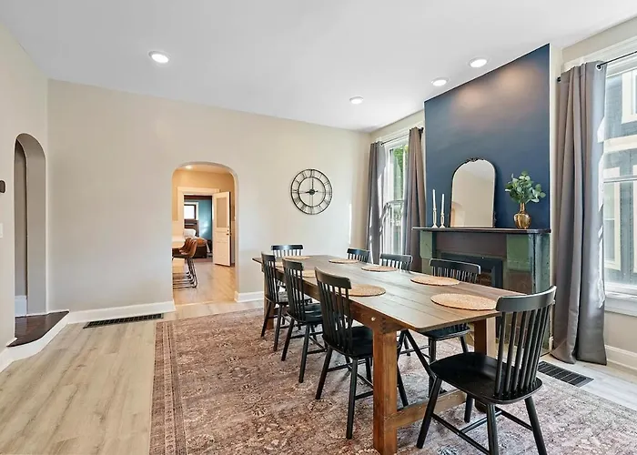 Perfect Location-Short North Home Huge4-Car Garage