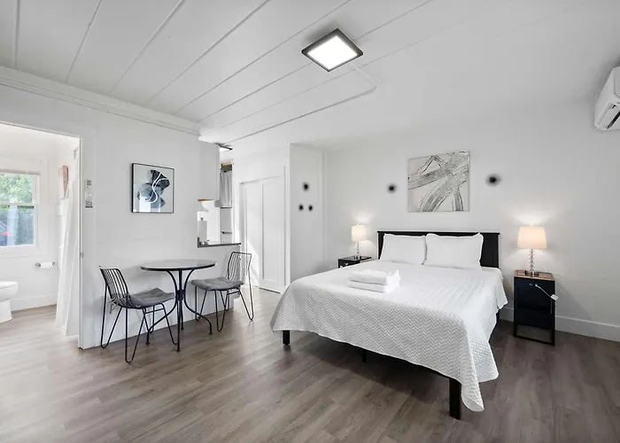 Chic City Retreat 93I