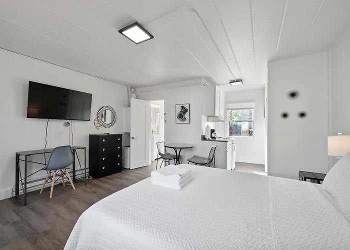 East Market Studio, Queen Bed And Workspace