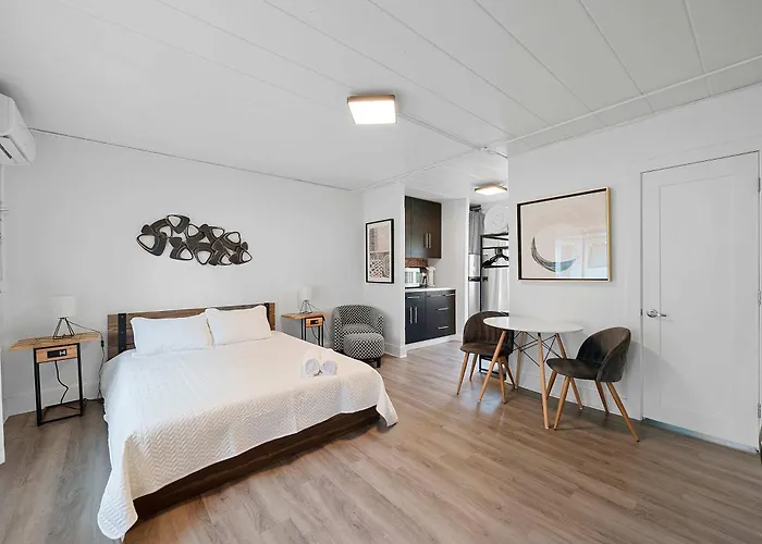 Chic City Retreat 93B