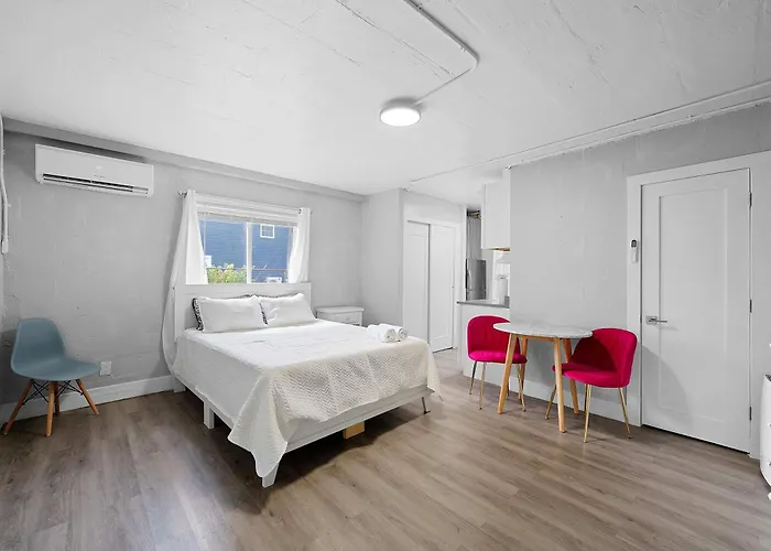 Chic City Retreat 93D
