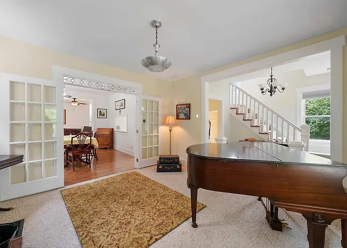 Classic Charm On Ashland - For 8