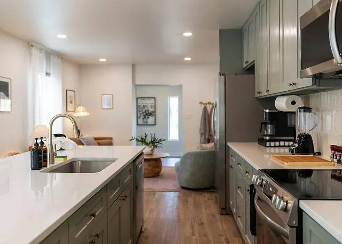 Stunning 2 Bedroom - Parking And Walk To Park