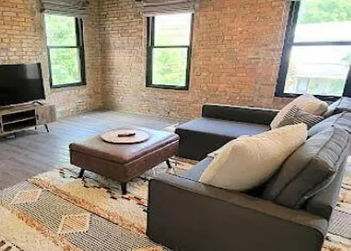 Jungle House Columbus Downtown Free Parking Sleeps 8 - Steps To Convention Center & Nationwide Arena - 2Br Short North Luxury Home - Over 5,800 Five Star Stays