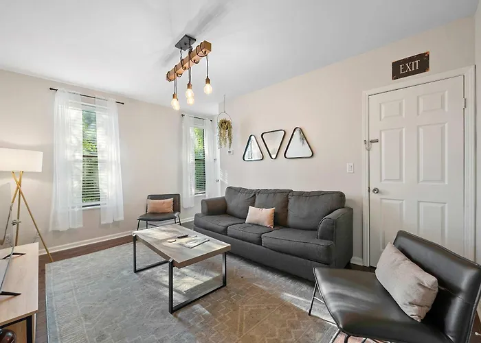 The Luxe Pearl Residences 870-5