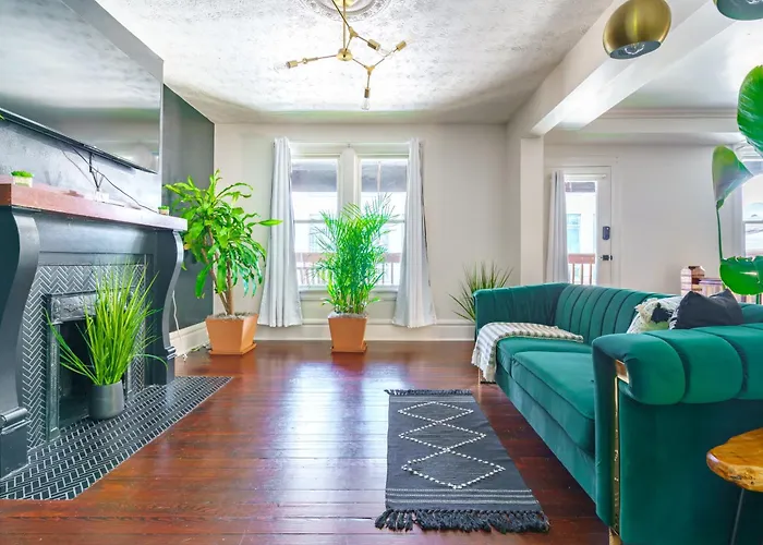 Jungle House Columbus Short North Downtown Free Parking - Steps To Convention Center & Nationwide Arena - 2Br Luxury Home - Sleeps 8 - Over 5,800 Five Star Stays