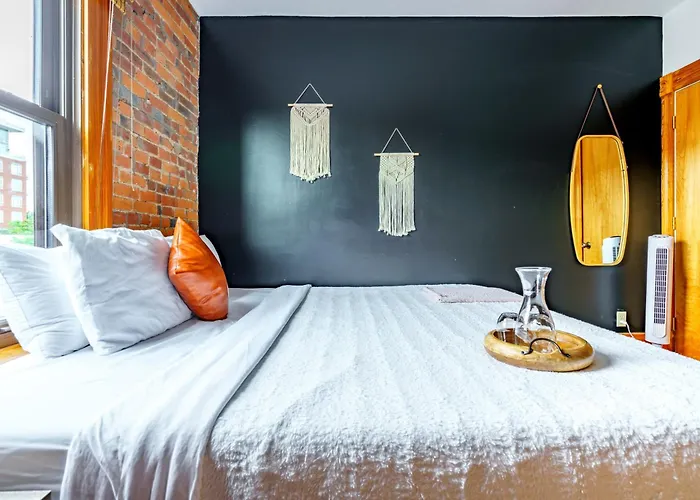 Jungle House Columbus Downtown Free Parking Sleeps 8 - Walk To Convention Center & Nationwide Arena - 1Br Short North Luxury Home - Over 5,800 Five Star Stays