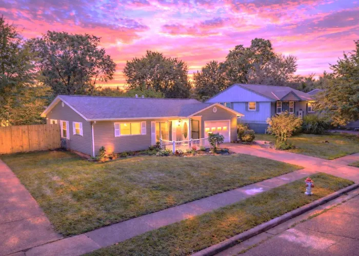 Private Home - Entire House - Ranch - Hot Tub - Pets Welcome - 2 King Beds - Kids Welcome - Fenced Yard - Free Wifi - Quiet Neighborhood