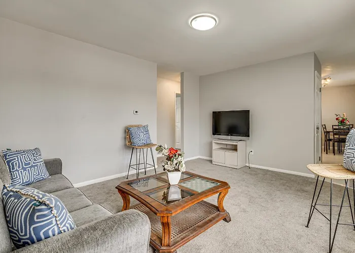 6 Mi To Downtown Columbus: Quiet Home W/ Yard