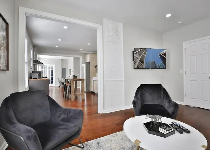 4 Bedrooms Modern Interior Spacious