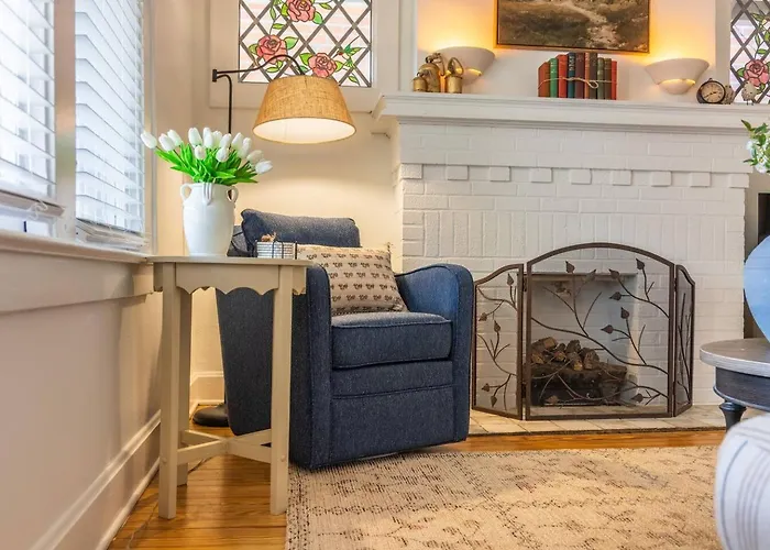 Walkable Designer Cottage In Gv