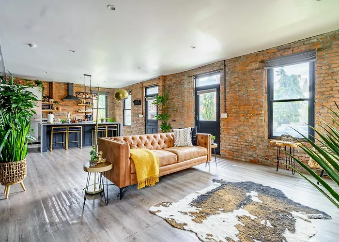 Jungle House Downtown Columbus - Modern Boutique Suites