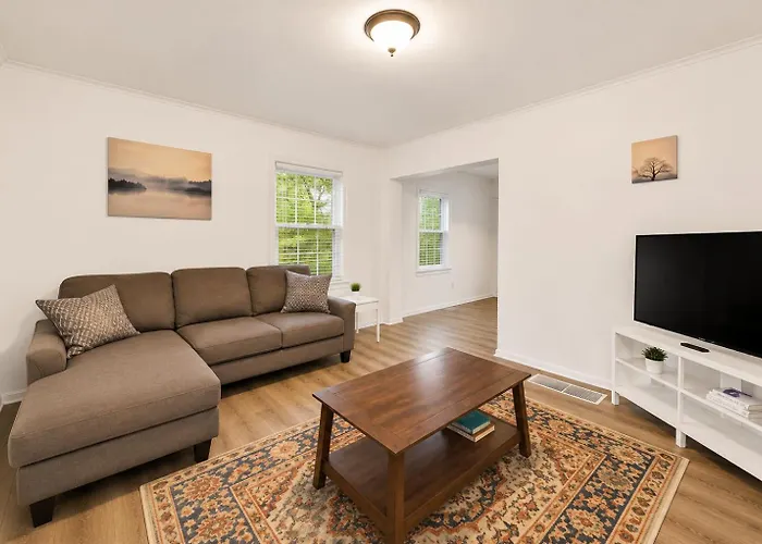 Jungle House Luxury Homes - Columbus Downtown Short North - Near Convention Center & Nationwide Arena - Free Parking - Pet Friendly - Over 5 800 Five Stars