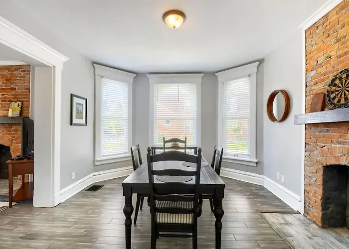3Br Victorian In Old Oaks, Near Village