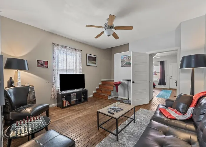 Scarlet And Gray 3 Bedroom In Osu Area