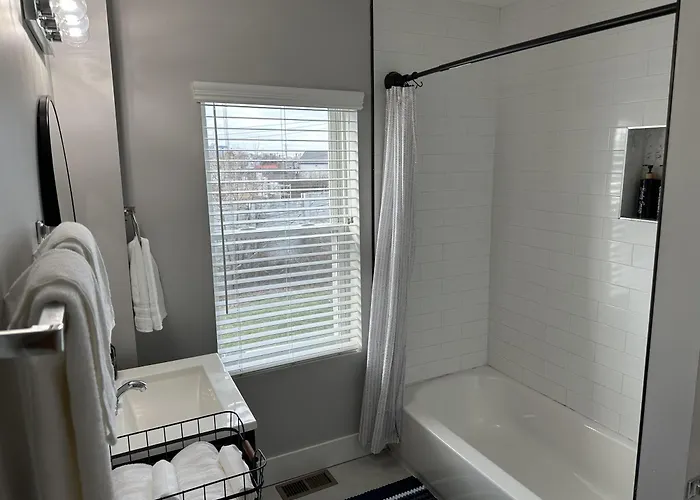 2Br Modern Home In Milo-Grogan, Near Osu & Short North